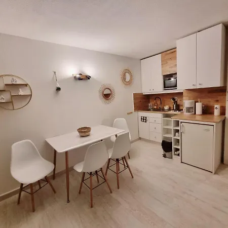 100 M De La - Les Cigales De - - Parking Apartment